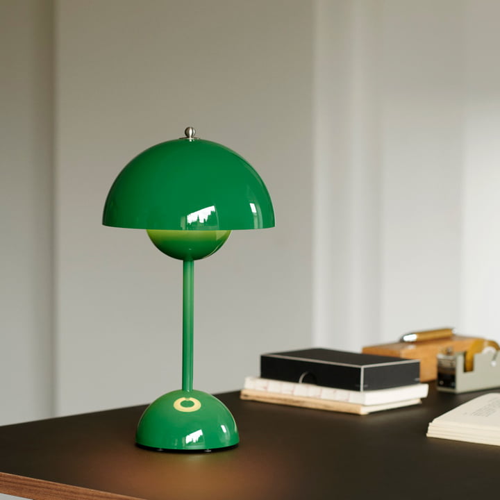 Cordless dimmable LED table lamp with warm white light