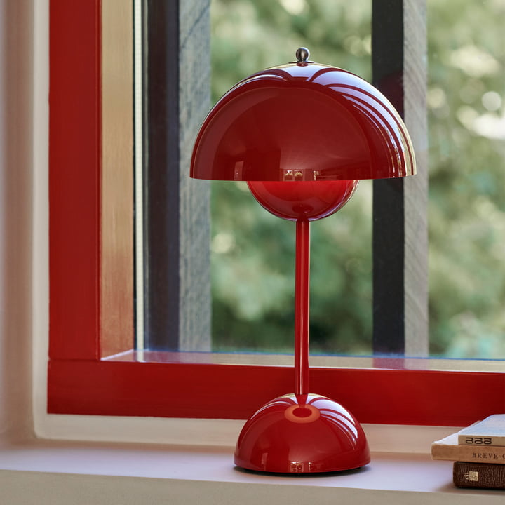 Cordless dimmable LED table lamp with warm white light